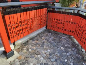 京都の車折神社の境内に奉納されている朱の玉垣